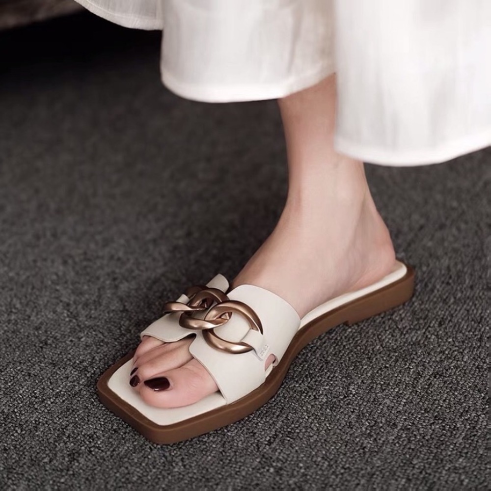 Flat shoes